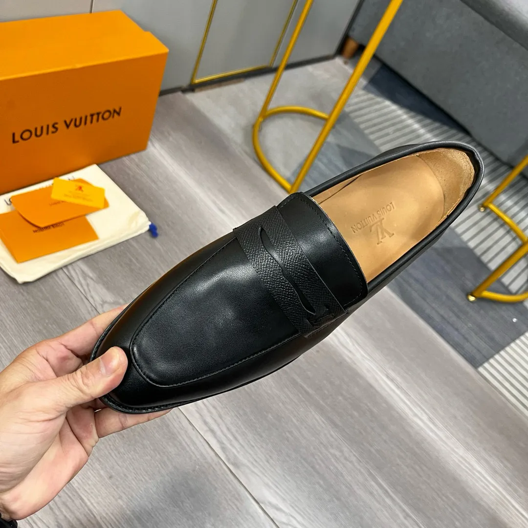Factory price: 520💰-(LV) men’s formal leather shoes! Genuine molded horsebit, a classic must-have for your shoe cabinet! The feet are particularly delicate! This Gucci original version is a set last, and we are consistent with the counter! Therefore, it is more comfortable in terms of last shape and comfort! Take it to the counter and compare at will! Good shoes are more than just what they make! But grasp the essence from the inside out! Material: Imported first-layer cowhide! Genuine leather outsole imported from Italy, size: 39-44 (38/45 customized, non-refundable)